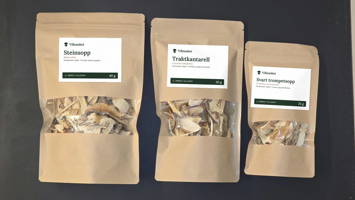 Tre kraftposer fra Villsanket med tørket steinsopp, traktkantarell og svart trompetsopp. Vinduet nederst på posen viser soppen.